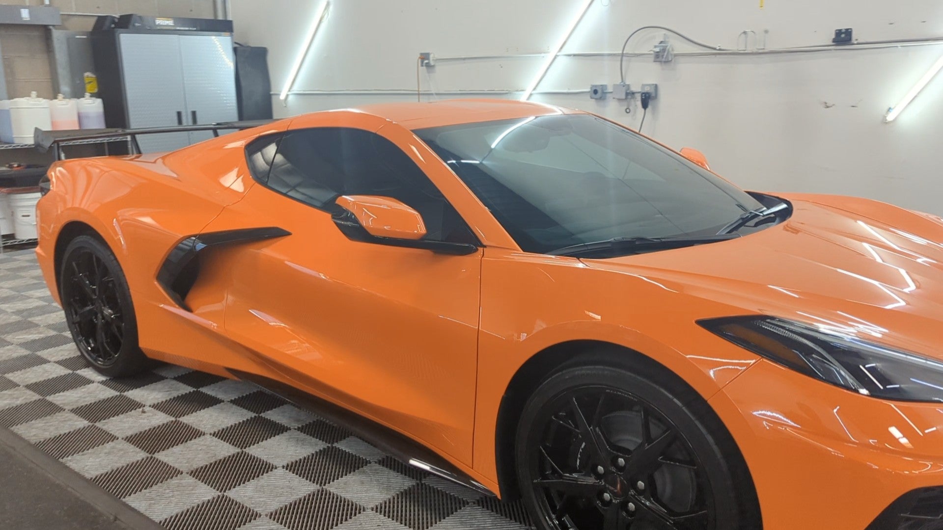 Tinos 2023 Corvette Stingray 1LT in amplify-orange-tint