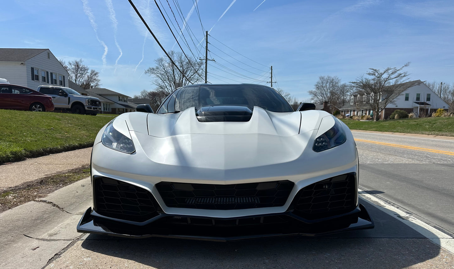 Angel Garcias 2019 Corvette Stingray 2LT in white-pearl-metallic-tri-coat