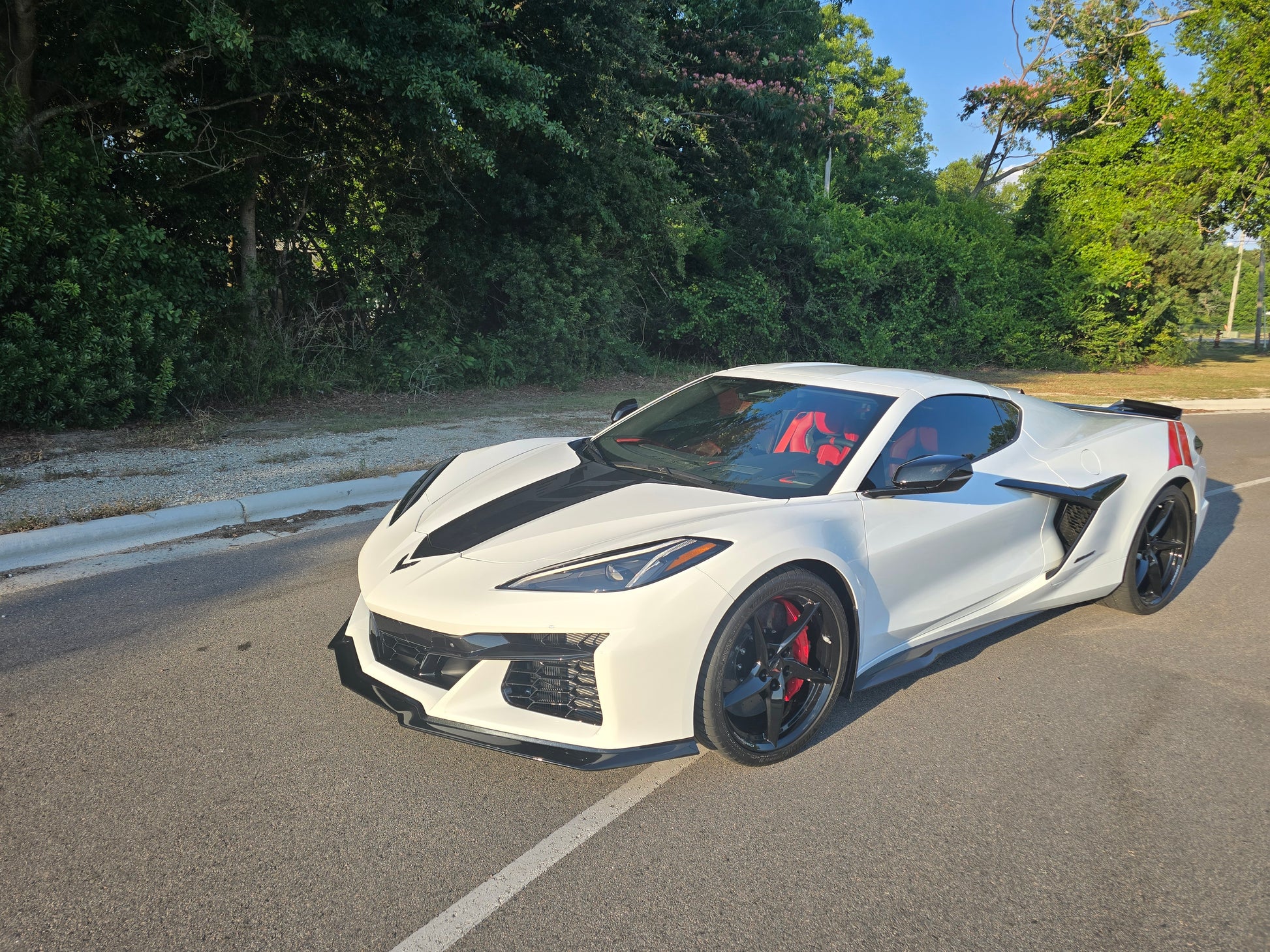 25 Corvette Eray 2LZ s 2025 Corvette E-Ray 2LZ in arctic-white