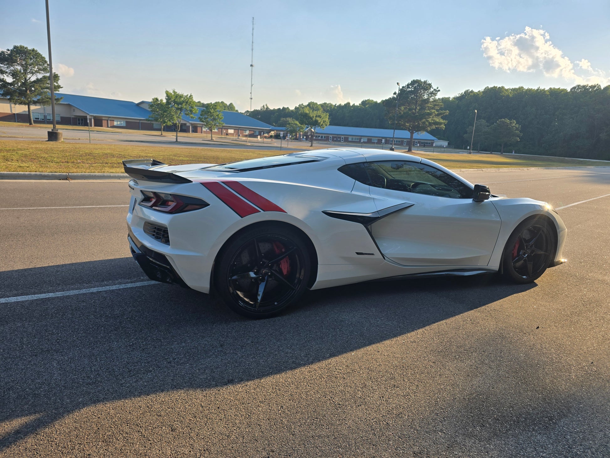 25 Corvette Eray 2LZ s 2025 Corvette E-Ray 2LZ in arctic-white
