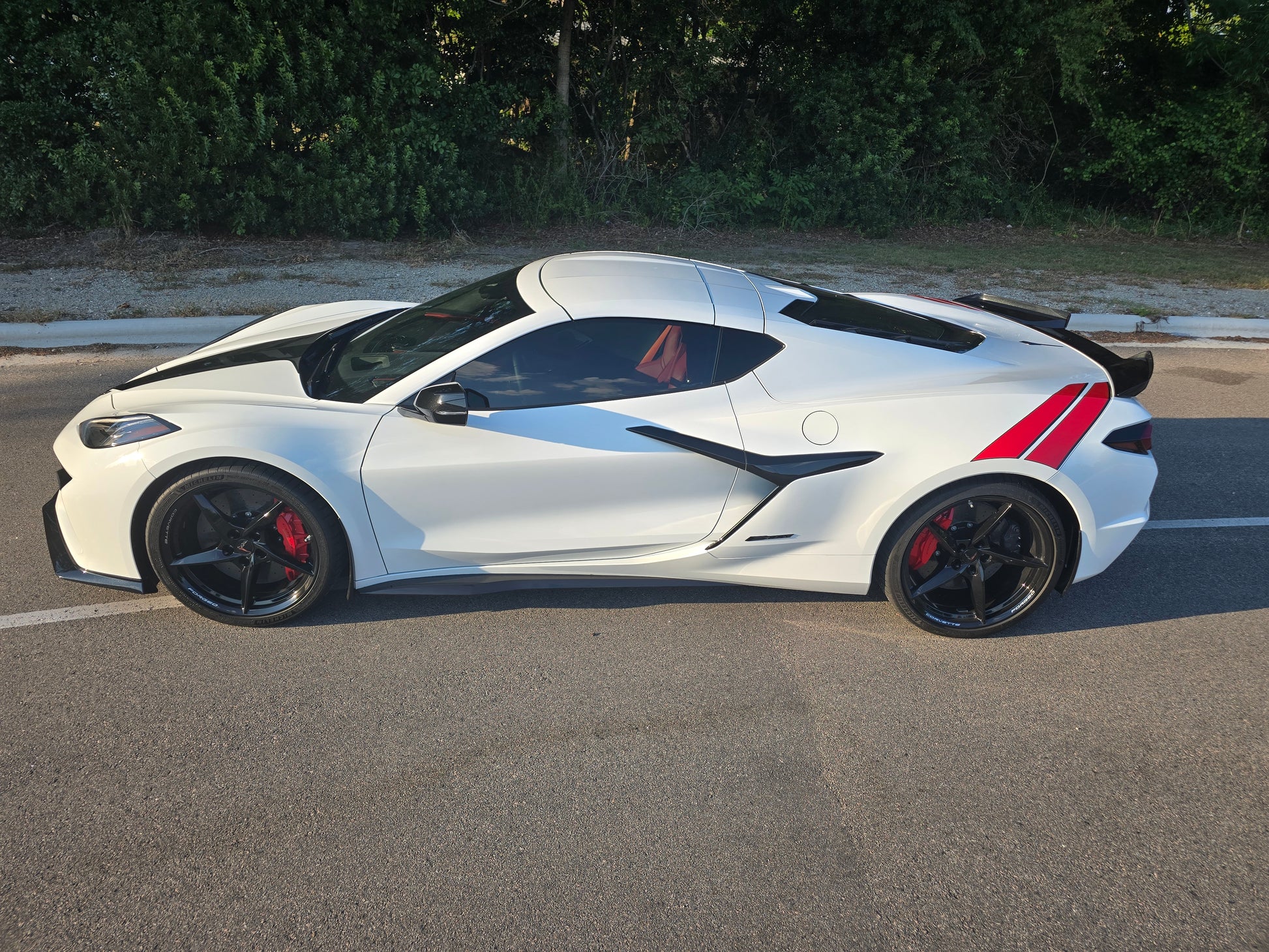 25 Corvette Eray 2LZ s 2025 Corvette E-Ray 2LZ in arctic-white