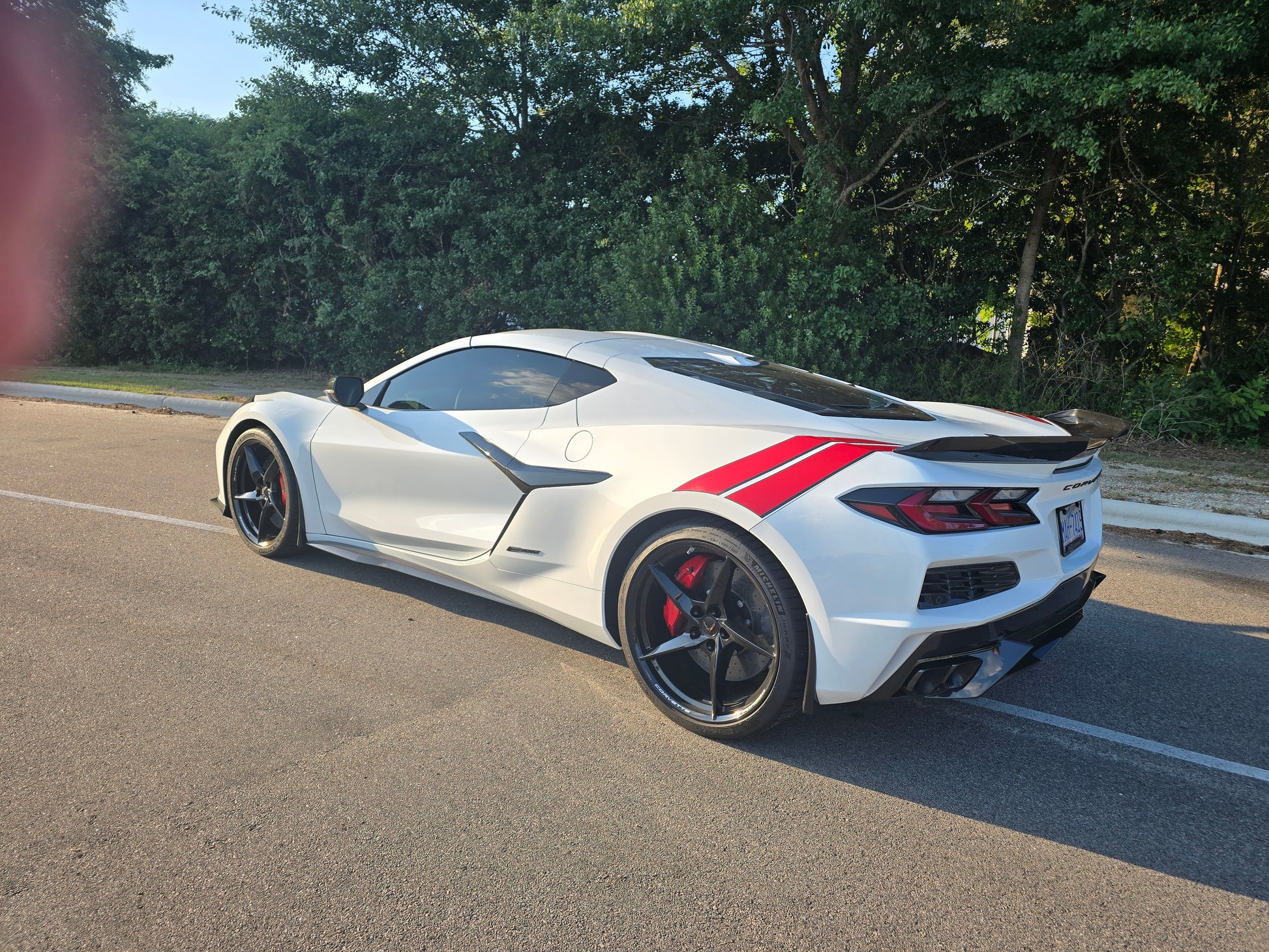 25 Corvette Eray 2LZ s 2025 Corvette E-Ray 2LZ in arctic-white