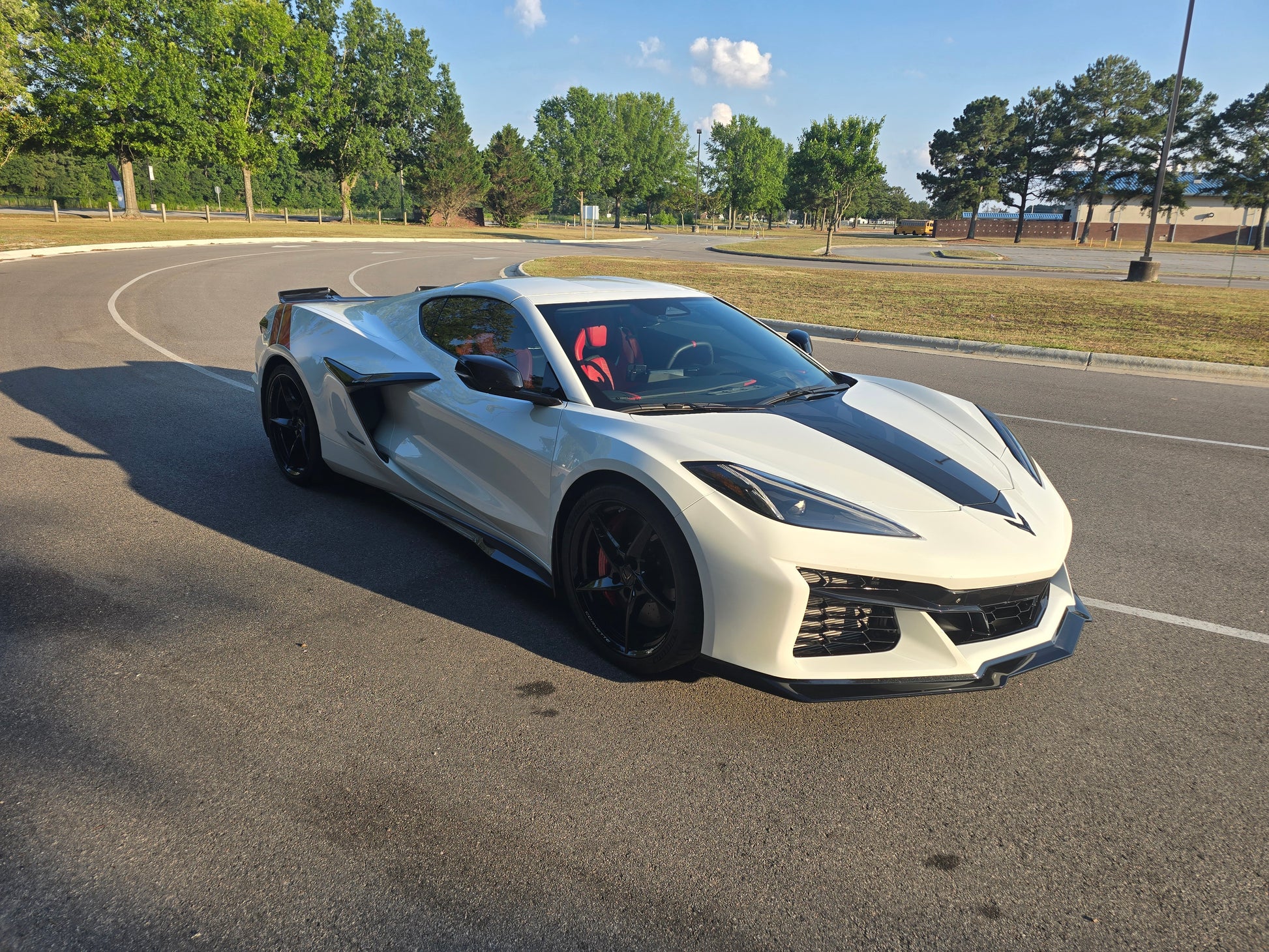 25 Corvette Eray 2LZ s 2025 Corvette E-Ray 2LZ in arctic-white